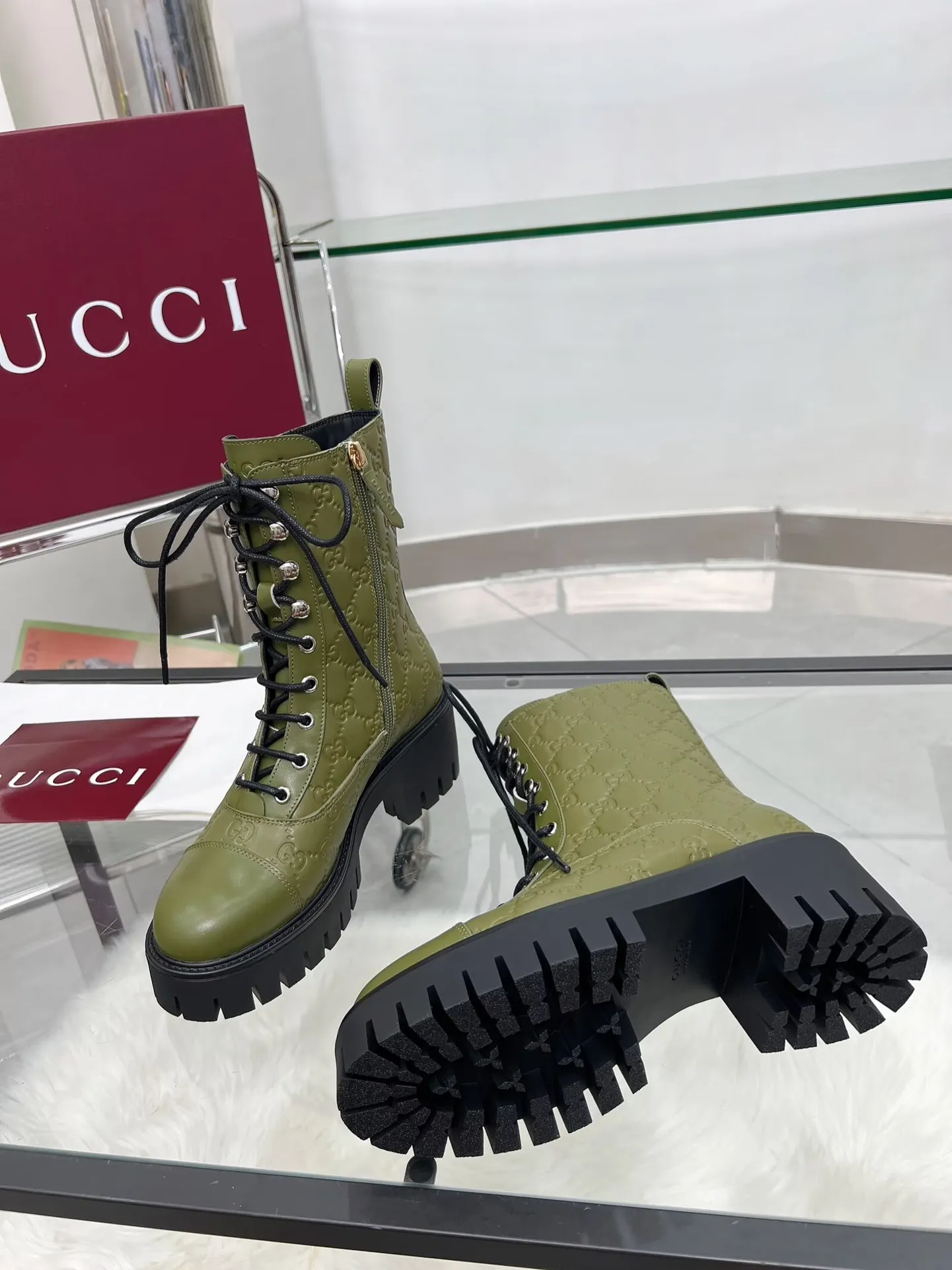 👟👟Ex-factory price 660👟👟 New version of Gucci GUCCI hot sale✅Ankle boots 🎉Very easy to match👍Specially showing retro British style, advanced 3D printing, front Gucci buckle decoration💎LOGO✅ Fabric: imported cowhide🐂 Inner/foot pads: cow lining Color: black green Size: 35-42 {2 heads need to be customized} Heel height: 5cm TPU outsole Packing: Comes with card and cloth bag.